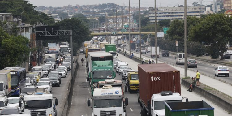 Lula sanciona MP que aumenta fiscalização da tabela do frete; entenda o que muda