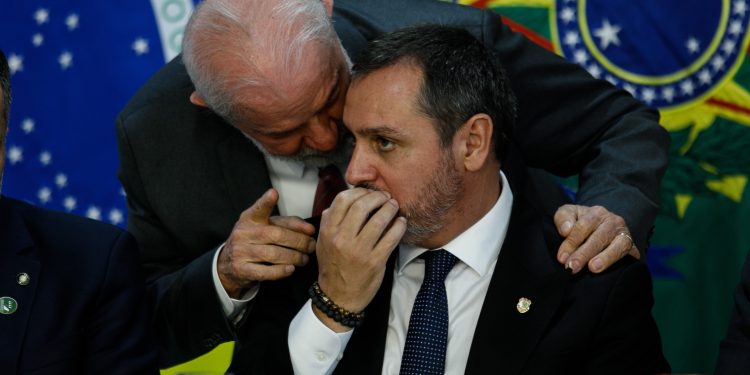 Lula tentar conter crise entre Mendonça e diretor-geral da PF e defende reunião para reduzir arestas