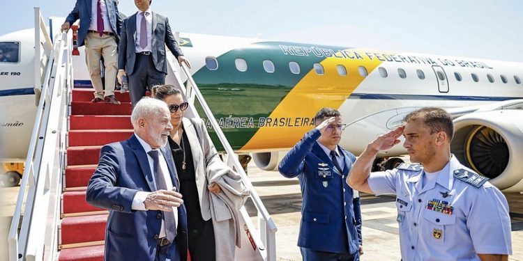 Lula volta a reclamar de avião presidencial em reunião com militares