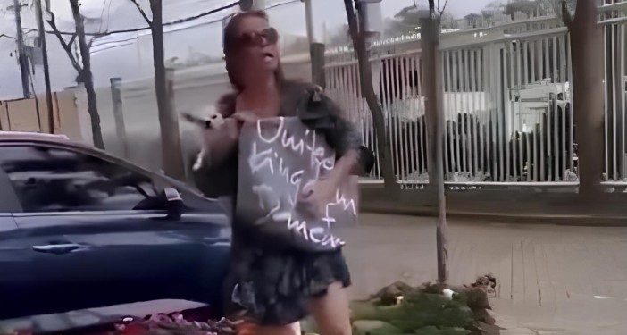 MP recorre para que seja decretada a prisão preventiva de mulher filmada maltratando cachorro no Recreio