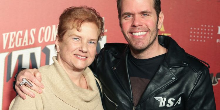 Mãe de Perez Hilton pede guarda temporária dos três filhos do blogueiro após internação