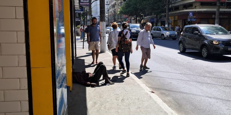 Maior circulação de pessoas e vasto comércio ajudam a explicar concentração de população de rua na Zona Sul de Niterói