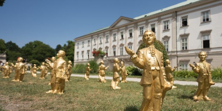 Mais de 200 miniaturas douradas de Mozart são roubadas em homenagem ao músico na Áustria