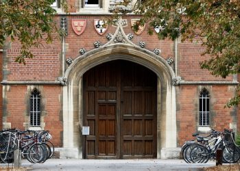 Mais de 31 mil pessoas pedem investigação pública sobre assédio contra professor negro de Cambridge encontrado morto
