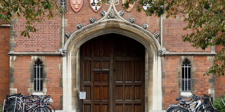 Mais de 31 mil pessoas pedem investigação pública sobre assédio contra professor negro de Cambridge encontrado morto