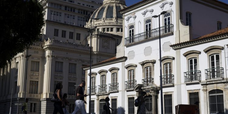 Mais de cem fotógrafos se reúnem na Praça XV para ensaio coletivo