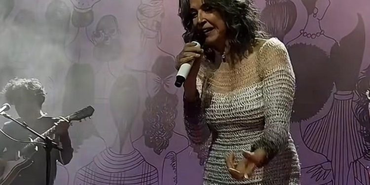 Maria da Penha, Marielle Franco, Rita Lee, Gal, Elis, Conceição Evaristo, Fernanda Montenegro... Simone homenageia mulheres e a mãe em seu show