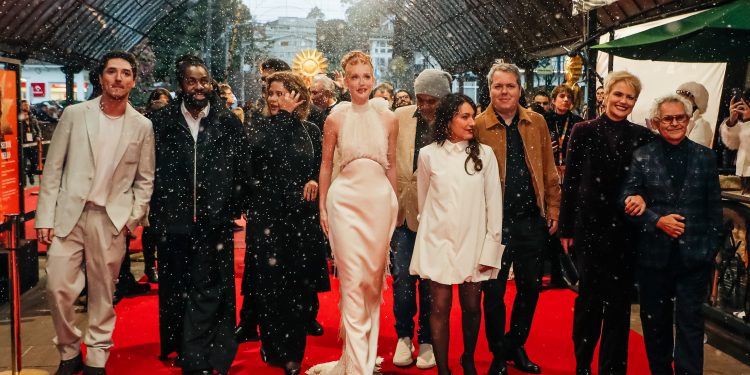 Marina Ruy Barbosa e Leandra Leal deixam as mãos na calçada da fama do Festival de Gramado