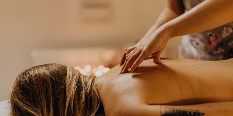 Massagem em casa: confira o método simples para aliviar a tensão nas costas e no pescoço