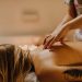 Massagem em casa: confira o método simples para aliviar a tensão nas costas e no pescoço
