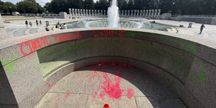Memorial da Segunda Guerra Mundial é vandalizado nos EUA com tinta e sabão em fonte; vídeo