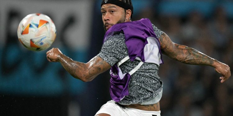 Memphis chegou a assinar renovação com o Corinthians, que publicou contrato no sistema; presidente recuou