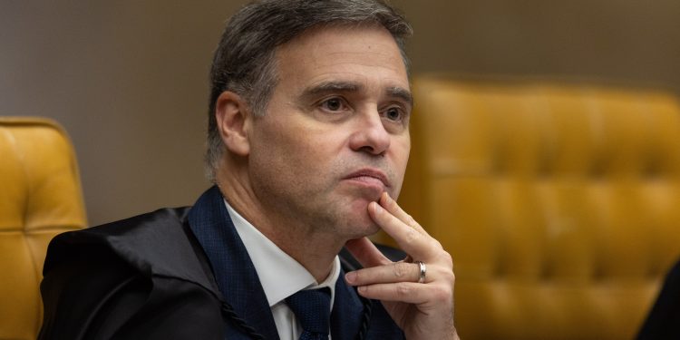 Mendonça deve manter inquéritos de Lulinha no STF após pedido da PGR para enviar caso à primeira instância