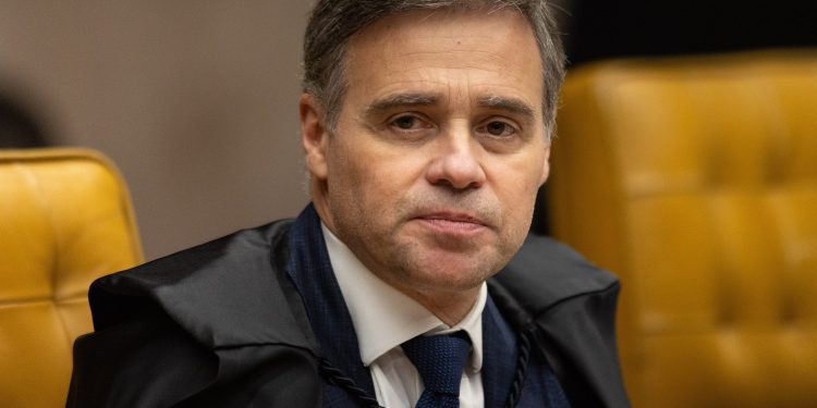 Mendonça rejeita retirar do ar vídeo de Flávio Bolsonaro que associa PT ao PCC e ao CV com uso de IA