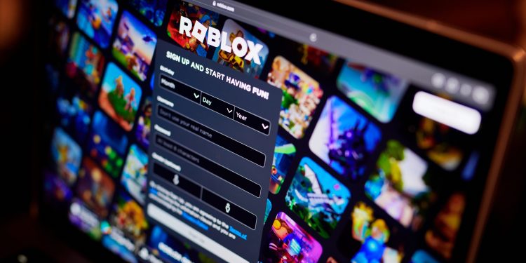 Menino de 11 anos usa R$ 10 mil das economias da família para comprar cartões do Roblox, no Canadá