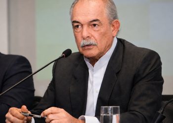 Mercadante responde a Flávio Bolsonaro sobre proposta de usar BNDES para internacionalização de empresas