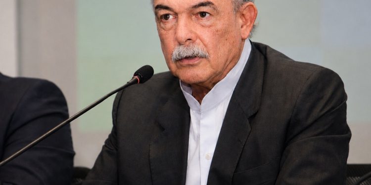 Mercadante responde a Flávio Bolsonaro sobre proposta de usar BNDES para internacionalização de empresas