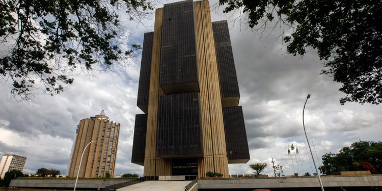 Mercado amplia aposta em cortes de juros e vê Selic em 13,75% no fim de 2026, mostra Focus