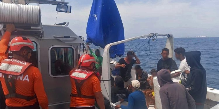 México resgata migrantes cubanos em barco à deriva