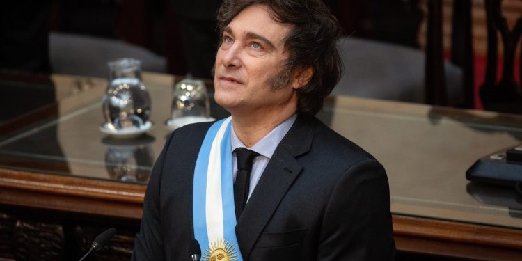 Milei reduz gasto público da Argentina com ajuste fiscal, apoiado por conjuntura externa