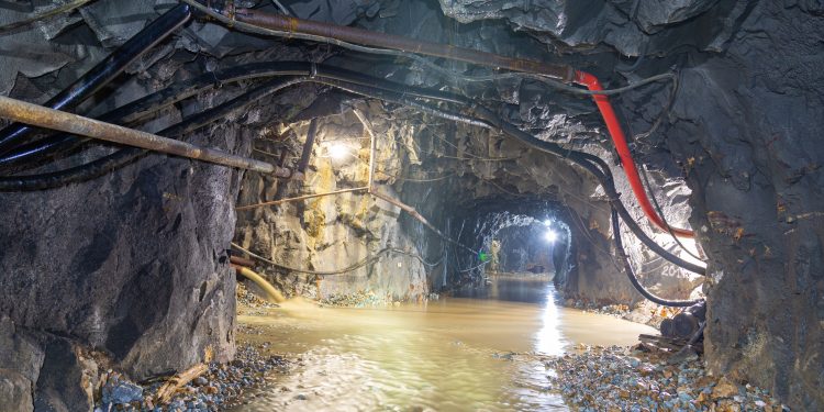 Mina abandonada desaba e deixa 14 mineradores clandestinos mortos na África do Sul