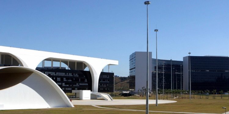 Minas Gerais mostra que ajuste fiscal não pode ser confundido com suspensão de pagamento da dívida