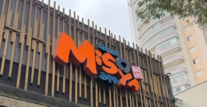 Misoya: casa de ramen abre mão de nuance em favor de gordura, sal, fermentação e crocância. E dá certo