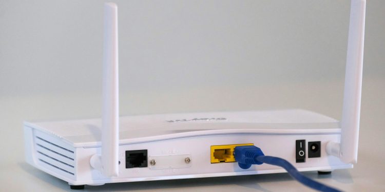 Moeda ou chave em cima do roteador melhora o Wi-Fi? Entenda o que realmente funciona