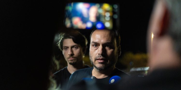 Moraes autoriza retomada de visitas de Carlos e Jair Renan a Bolsonaro e mantém restrições a demais pessoas