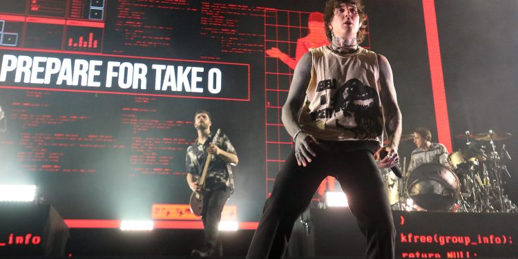 Morando em Ubatuba, cantor do Bring Me The Horizon fala da popularidade no Brasil e expectativa para o Rock in Rio