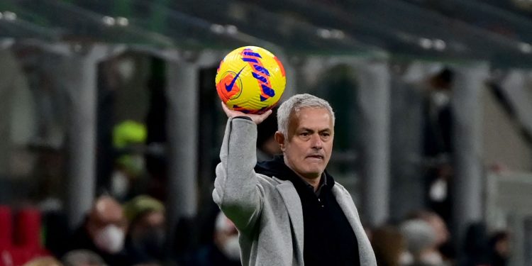 Mourinho desistiu de substituir Ferguson no Manchester United após ligação aos prantos; entenda