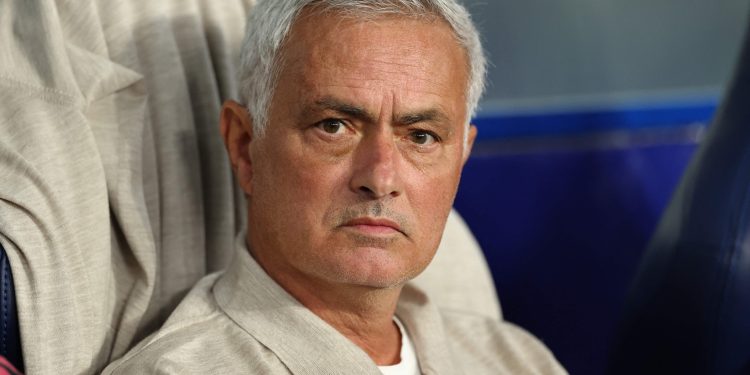 Mourinho pede a Vinicius Júnior que controle as emoções: 'Com ele, ainda estamos na era do bullying'