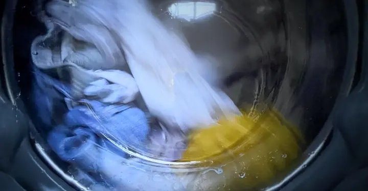 Mulher de 22 anos morre após ficar presa em máquina de lavanderia industrial na Espanha