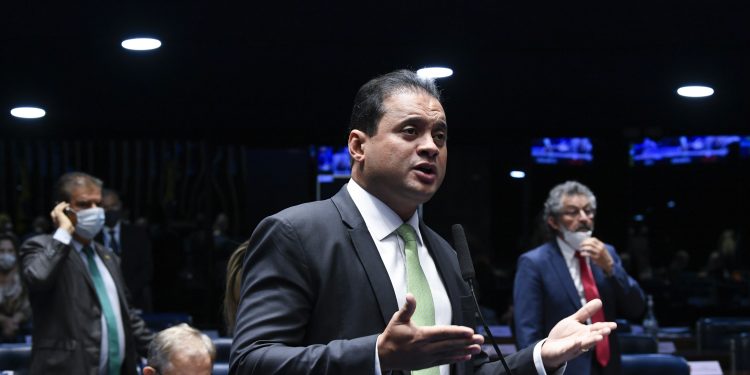 Mulher de Weverton Rocha recebeu R$ 11 milhões de empresas ligadas a advogado alvo de operação sobre esquema de fraudes do INSS, aponta PF