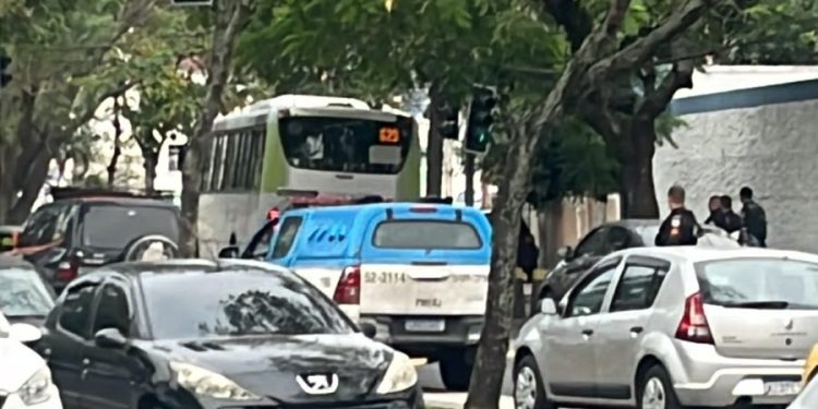 Mulher é baleada dentro de ônibus durante confronto entre PMs e criminosos em Vicente de Carvalho