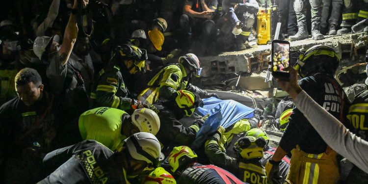 Mulher é resgatada com vida de escombros após forte terremoto que atingiu a Colômbia
