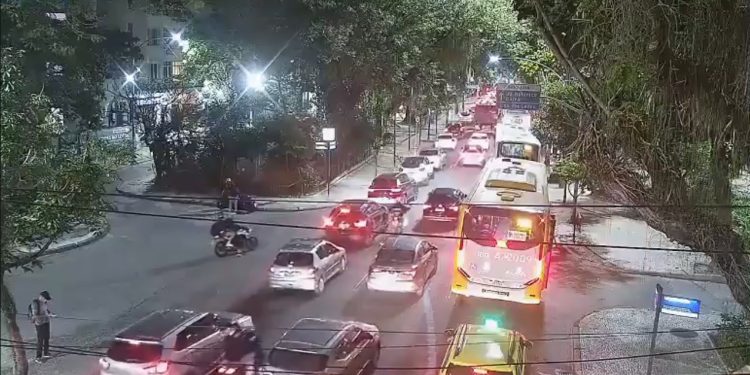 Mulher morre atropelada por um ônibus no Humaitá, na Zona Sul do Rio; trânsito tem retenções na região