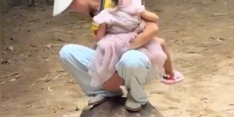 Mulher sobe em tartaruga e ri enquanto animal tenta se locomover na China; veja vídeo