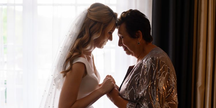 Mulher sofre síndrome do 'coração feliz' após casamento da filha e é levada ao hospital em caso raro