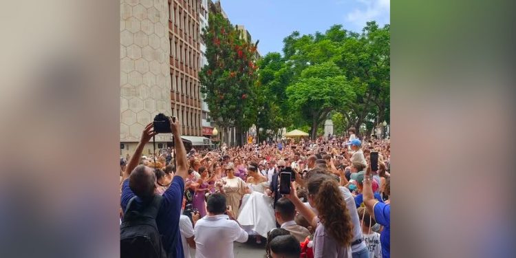 Multidão foi à igreja em Portugal à espera de Cristiano Ronaldo e Georgina... e encontrou outro casamento; vídeo