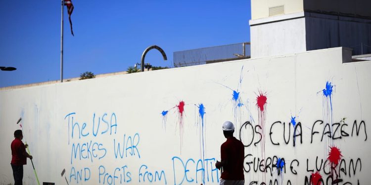 Muro da Embaixada dos EUA em Brasília é pichado com frases contra a guerra
