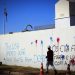 Muro da Embaixada dos EUA em Brasília é pichado com frases contra a guerra
