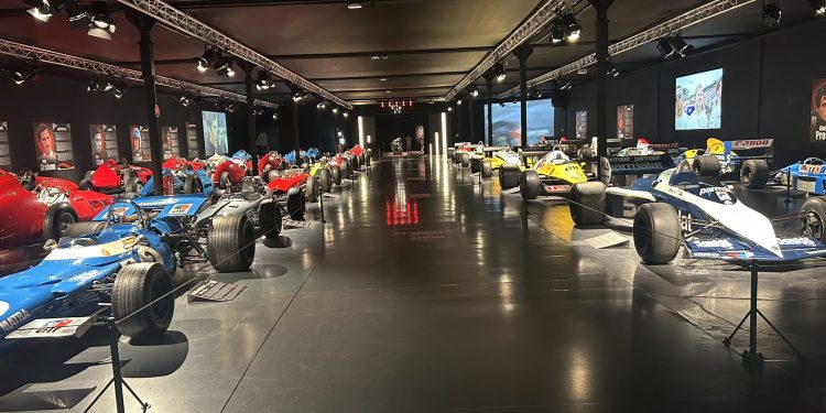 Museu em pequena cidade na França reúne de Alfa Romeo de Fangio até a Mercedes de Hamilton; veja fotos