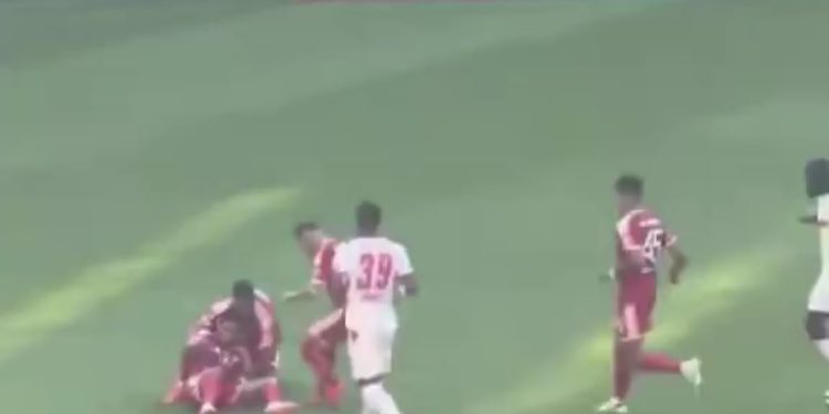 Musiala sofre mal-estar e desmaia durante amistoso entre Bayern e RB Leipzig