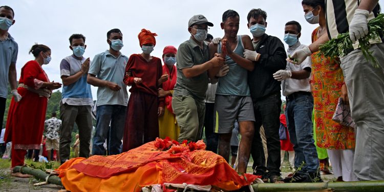 Nepal enterra mortos em avalanche e busca por mais de 4 mil desaparecidos