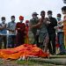 Nepal enterra mortos em avalanche e busca por mais de 4 mil desaparecidos