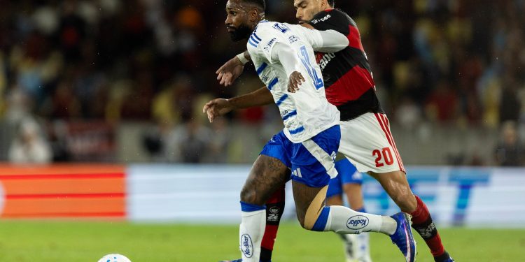 No Cruzeiro, Gerson reencontra o Flamengo na Libertadores em meio a briga judicial