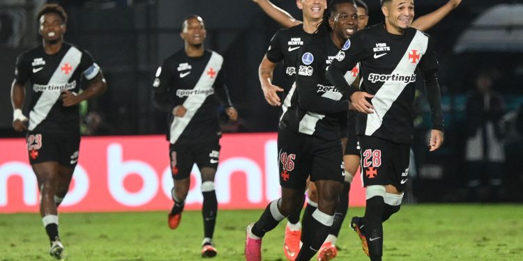 No Paraguai, Vasco atropela o Olimpia e avança às quartas de final da Sul-Americana