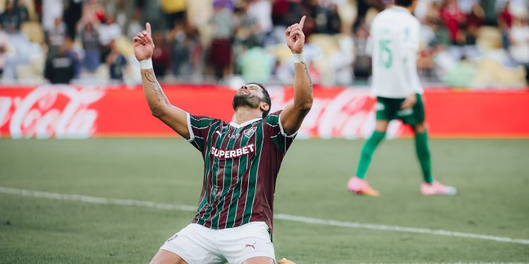 No primeiro jogo sem Zubeldía, Fluminense vira sobre o líder Palmeiras nos acréscimos