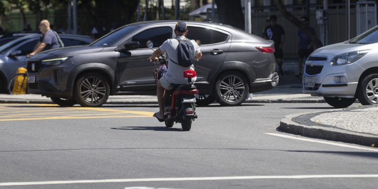 Novas regras para veículos elétricos no Rio requerem redução de velocidade nas vias, dizem especialistas: 'Agora, vai todo mundo ter que empurrar na calçada'